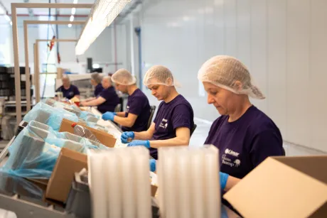 Limar blijft bewust in de regio verankerd. “We zijn van de Kempen en we blijven in de Kempen”, klinkt het. De keuze om hier te blijven, is ook een keuze voor het team. Vandaag telt Limar zo'n 80 vaste medewerkers, aangevuld met tijdelijke krachten in piekperiodes. Met de uitbreiding wil het bedrijf dat aantal verder laten groeien.