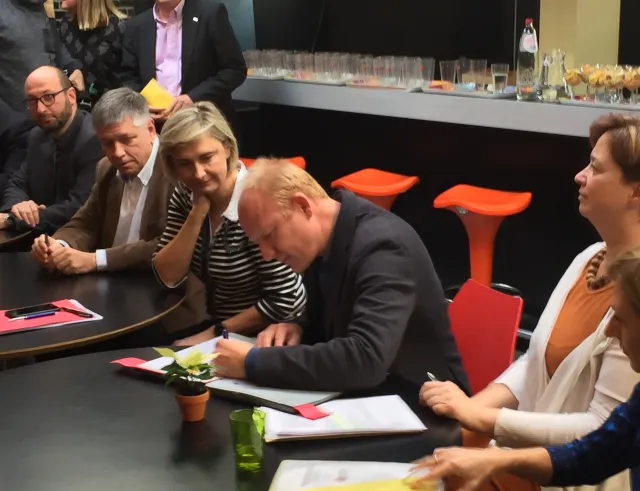 Ondertekening engagementsverklaring met minisiter Crevits en minister Vandeurzen Ondertekening engagementsverklaring met minisiter Crevits en minister Vandeurzen